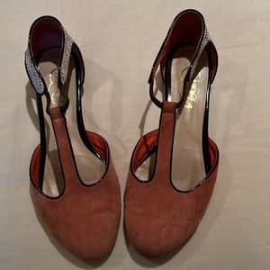 Beautiful Candela coral/snake flats. Pre loved condition